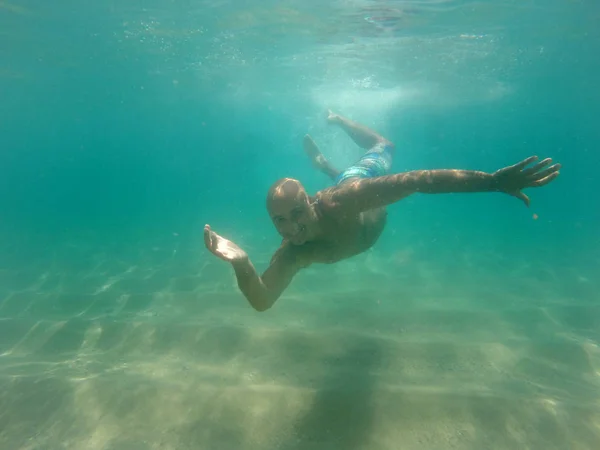 Underwater Image Happy Man Diving — Stock Photo, Image