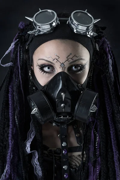 Cyber Gotik kız poz karanlık bir arka planda izole