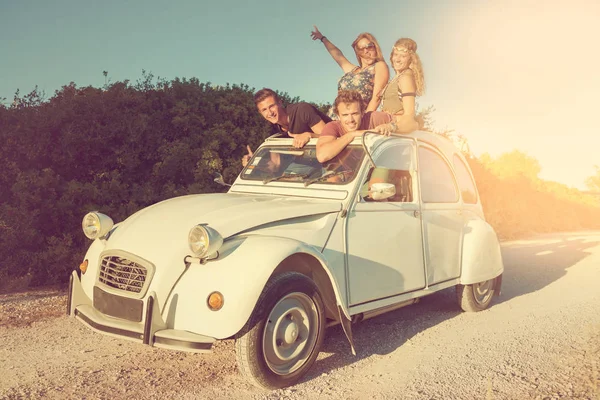 Grupo Amigos Felizes Carro Pôr Sol Verão — Fotografia de Stock