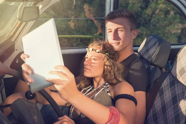 Beautiful Young Couple Looking Tablet Car Sunset — Stock Photo, Image