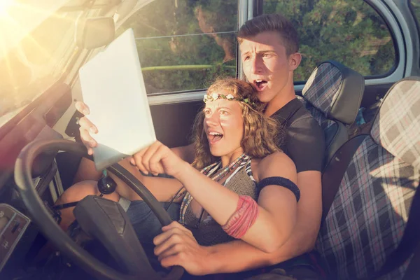 Beautiful Young Couple Looking Tablet Car Sunset — Stock Photo, Image