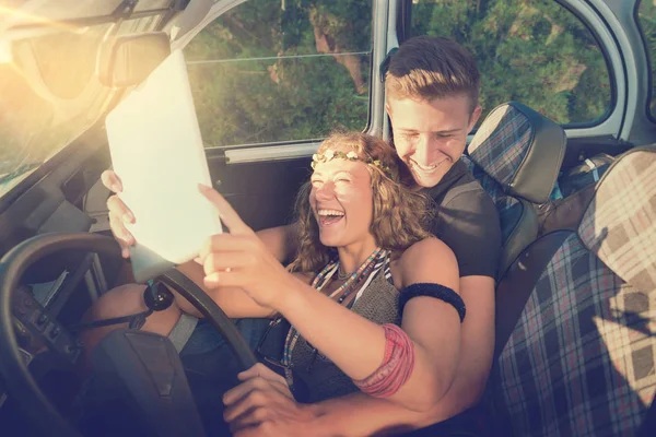 Schönes Junges Paar Schaut Bei Sonnenuntergang Auto Auf Ein Tablet — Stockfoto