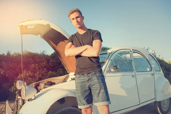 Jonge Mannen Buurt Van Zijn Gebroken Auto Wachten Hulp — Stockfoto