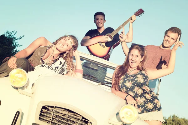 Groupe Personnes Heureuses Dans Une Voiture Coucher Soleil Été — Photo