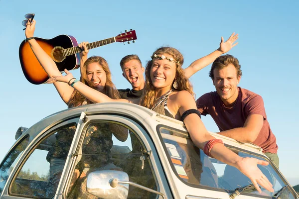 Groep Van Gelukkige Mensen Een Auto Bij Zonsondergang Zomer — Stockfoto