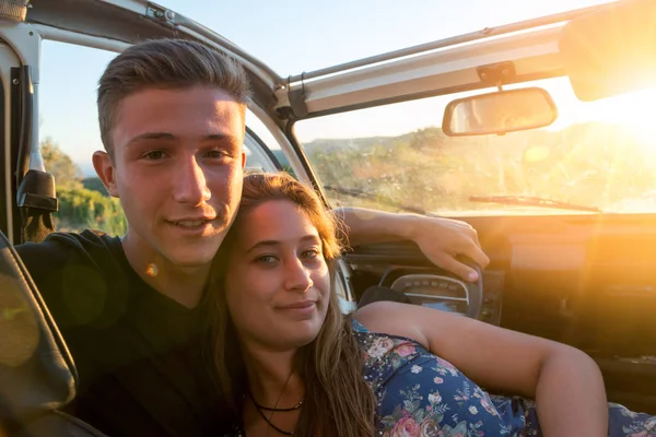 Coppia Felice Una Macchina Godendo Tramonto — Foto Stock