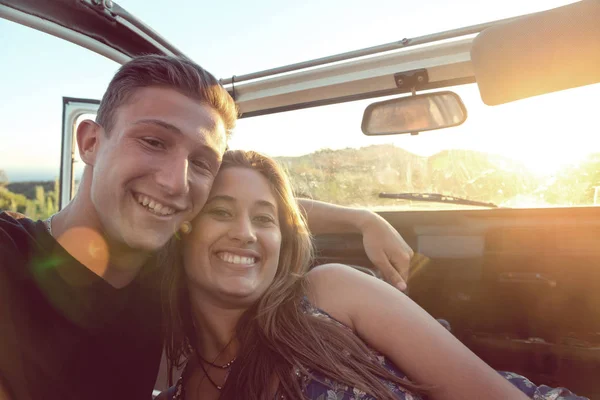 Glückliches Junges Paar Auto Genießt Den Schönen Sonnenuntergang Der Natur — Stockfoto