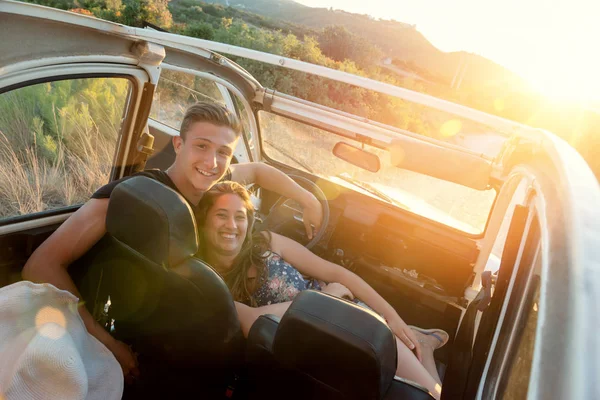 Szczęśliwa Młoda Para Samochodzie Podziwiając Piękny Zachód Słońca Okolicy — Zdjęcie stockowe