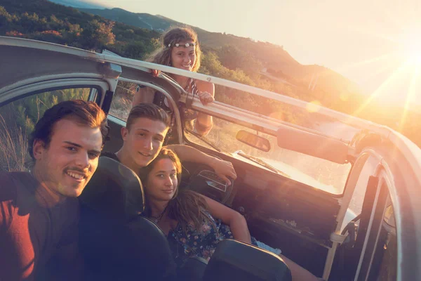 Grupa Szczęśliwych Ludzi Samochodzie Zachodzie Słońca Latem — Zdjęcie stockowe