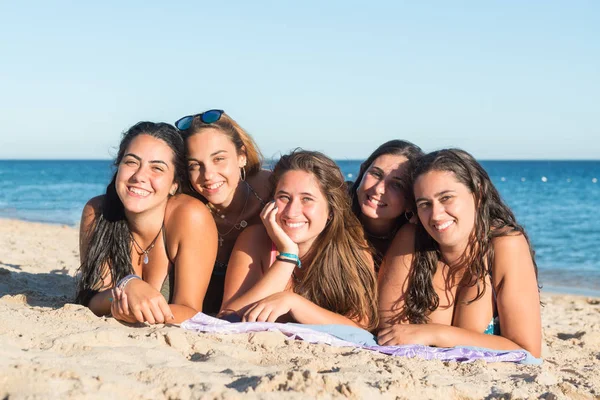 一群快乐的女孩在海滩玩 — 图库照片