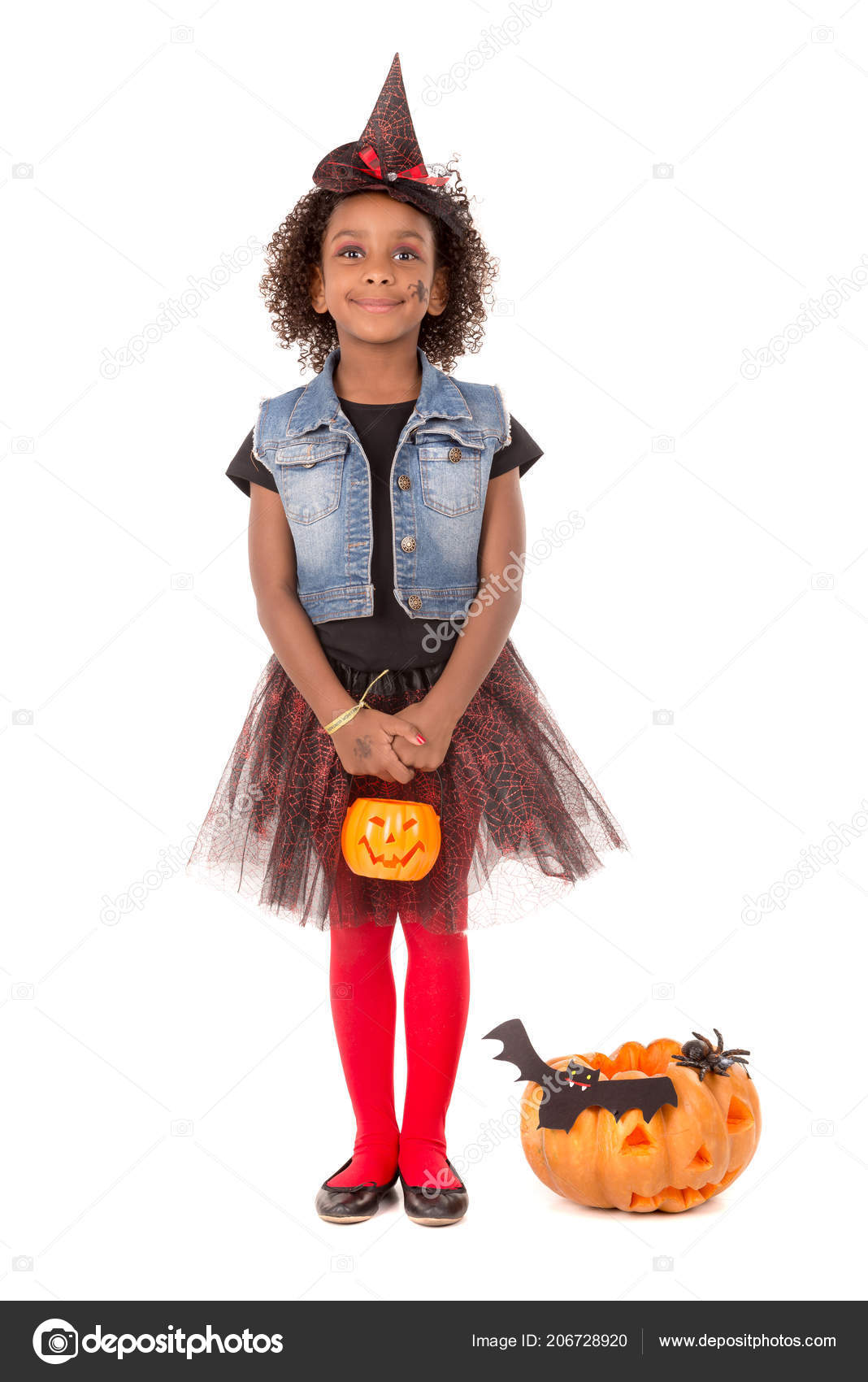 Chica Traje Bruja Halloween Con Calabaza Sobre Fondo Blanco: fotografía de  stock © luislouro #206728920 | Depositphotos