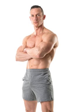 ## Güzel bir fiziği olan güç atletik bir adam. Altı paket, mükemmel abs, omuzlar, pazı, triceps ve beyaz bir arka planda izole göğüs ile güçlü vücut geliştirmeci