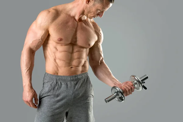 Homem Com Bíceps Poderosos Usando Halteres — Fotografia de Stock