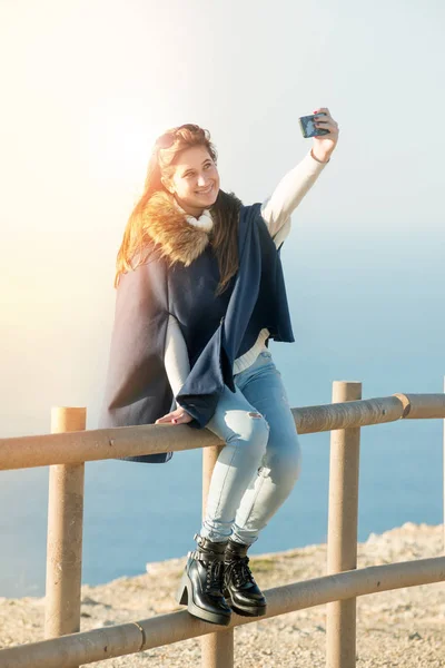 Selfie Açık Havada Alarak Güzel Mutlu Genç Kız — Stok fotoğraf