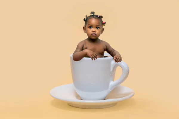 Bir Fincan Kahve Vanilya Bir Arka Planda Bir Afrika Bebek — Stok fotoğraf