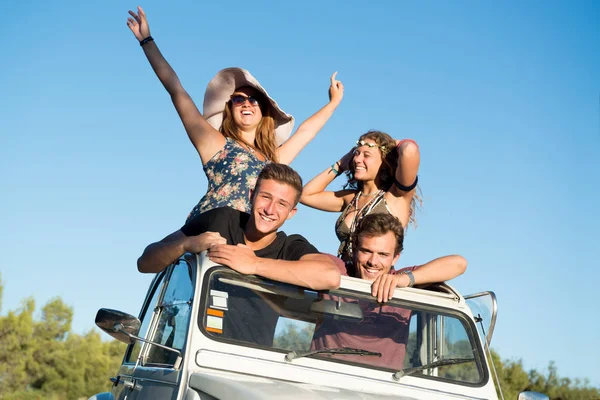 Groep Gelukkige Mensen Een Auto Bij Zonsondergang Zomer Klaar Voor — Stockfoto