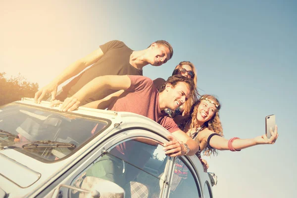 Grup Yaz Aylarında Gün Batımında Arabada Bir Selfie Alarak Mutlu — Stok fotoğraf
