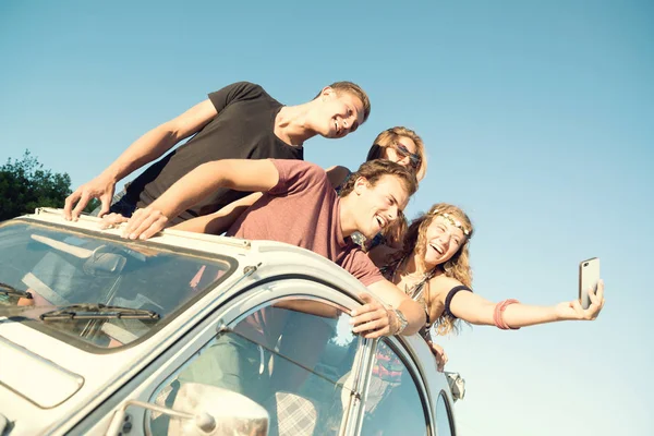 Group Happy People Taking Selfie Car Sunset Summer — Stock Photo, Image