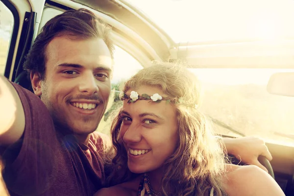 田舎の美しい夕日を楽しむ車で幸せな若いカップル — ストック写真