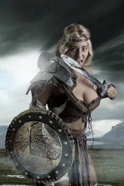 Αρχαία Γυναίκα Πολεμιστής Μονομάχος Ποζάρουν Εξωτερικούς Χώρους Σπαθί Και Ασπίδα — Φωτογραφία Αρχείου