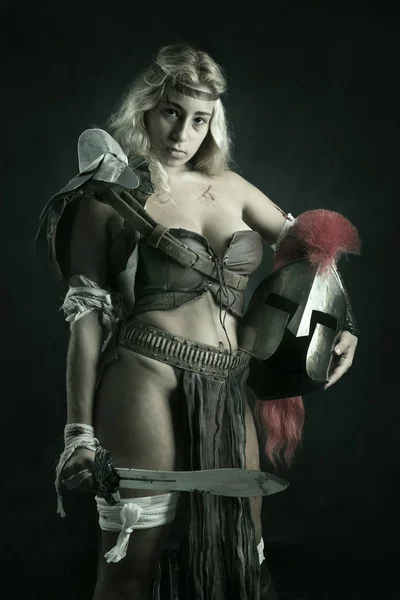 Mulher Antiga Guerreira Gladiadora Posando Fundo Escuro — Fotografia de Stock