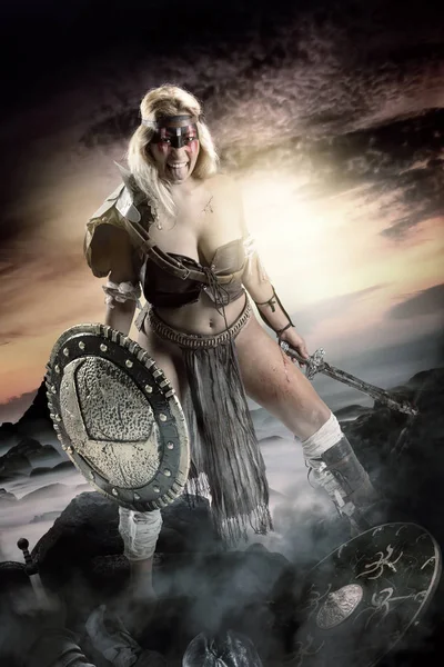 Oude Vrouw Krijger Gladiator Poseren Buiten Met Zwaard Schild — Stockfoto