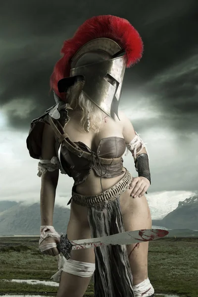 Mulher Antiga Guerreira Gladiadora Posando Livre Com Espada Capacete — Fotografia de Stock