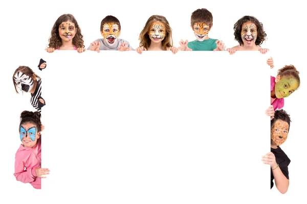 白い板の上に動物の顔のペイントを持つ子供たちのグループ — ストック写真