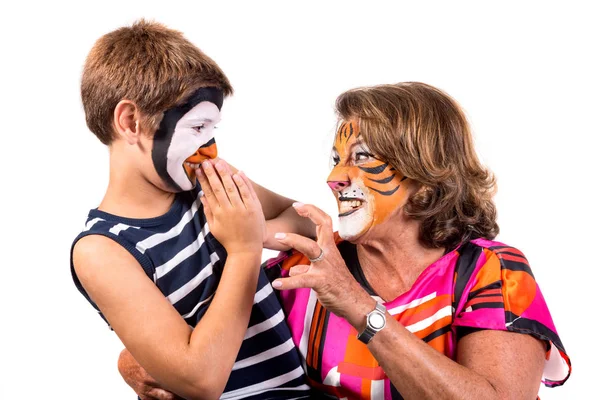 儿童和祖母与动物脸 油漆查出的白色 — 图库照片