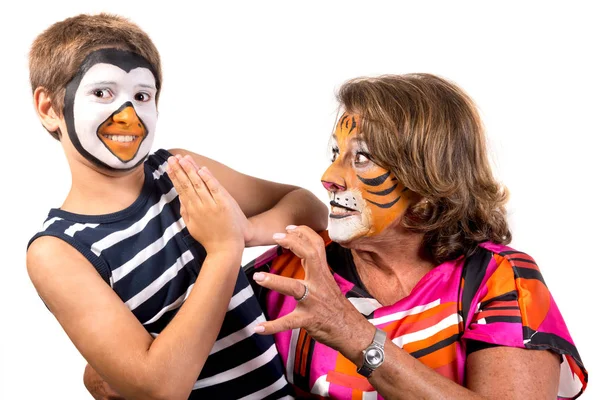 儿童和祖母与动物脸 油漆查出的白色 — 图库照片