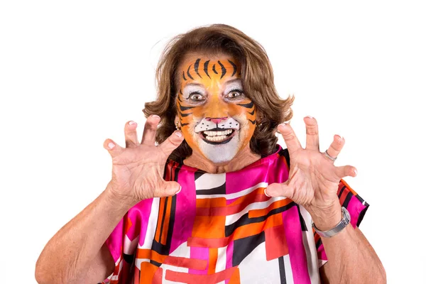 Seniorin mit Tiger-Schminke — Stockfoto