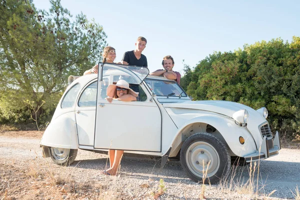 Groep Van Gelukkige Mensen Buurt Van Een Auto Zomer Retro — Stockfoto