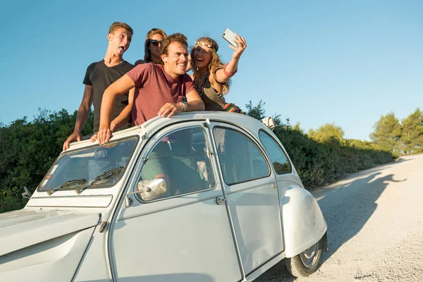 夏の夕暮れ時 車の中 Selfie を取って幸せな人々 のグループ — ストック写真