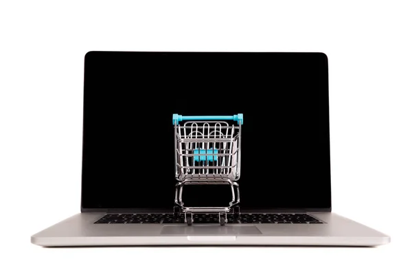 Laptop Mit Kleinem Warenkorb Isoliert Weiß — Stockfoto