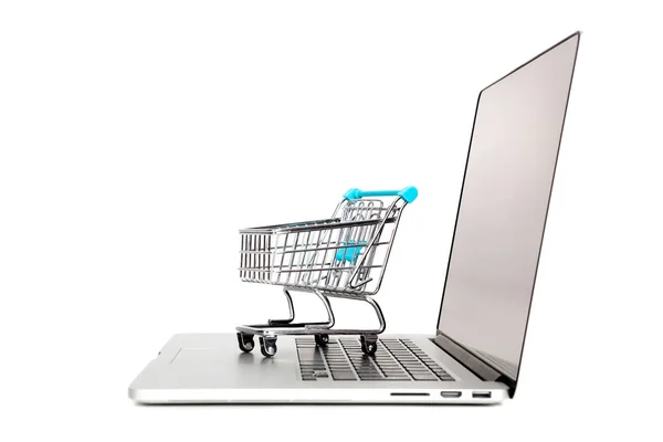 Laptop Mit Kleinem Warenkorb Isoliert Weiß — Stockfoto