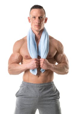 Beyaz bir arka planda izole bir havlu tutan ## güzel bir fiziği ile güçlü atletik erkek