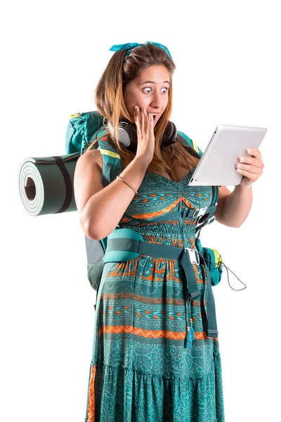 Wandelaar Meisje Met Tabletk Wit Wandelen Reizen Levensstijl Concept Geïsoleerd — Stockfoto