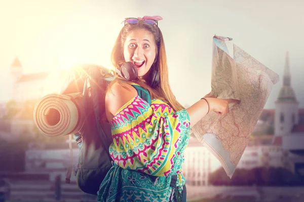 Sırt Çantası Harita Trekking Seyahat Yaşam Tarzı Kavramı Kızla Mutlu — Stok fotoğraf