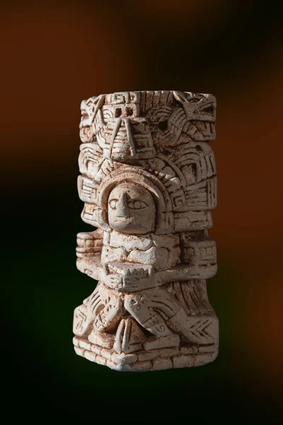 Statue Maya Isolée Sur Fond Noir — Photo