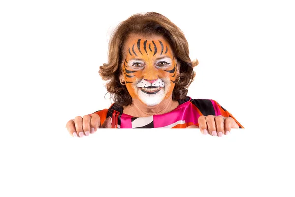 Femeie în vârstă cu vopsea de față tigru — Fotografie, imagine de stoc