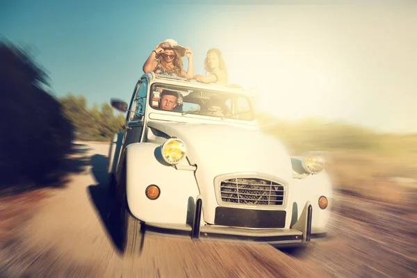 Gruppe Glücklicher Freunde Auto Bei Sonnenuntergang Sommer — Stockfoto