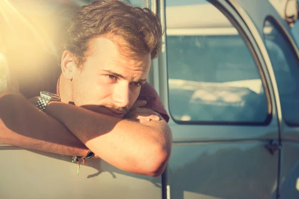 Joven Guapo Mirando Por Ventana Coche Atardecer — Foto de Stock