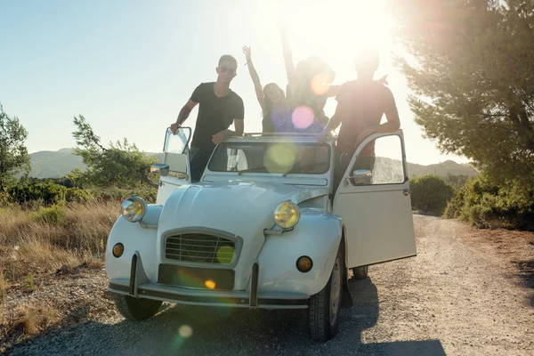 Grupo Pessoas Felizes Carro Pôr Sol Verão Pronto Para Uma — Fotografia de Stock
