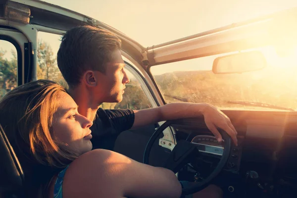 Feliz Pareja Joven Coche Disfrutando Hermosa Puesta Sol Campo — Foto de Stock