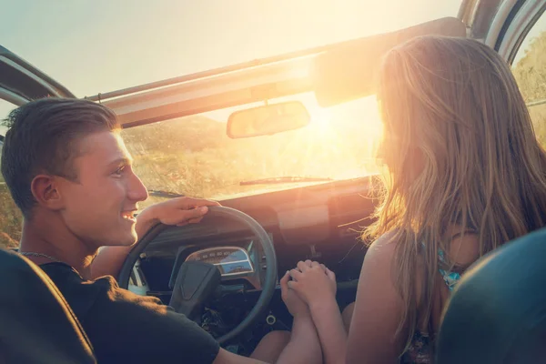 Gelukkige Paar Een Auto Genieten Van Zonsondergang — Stockfoto