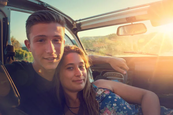 Gelukkige Paar Een Auto Genieten Van Zonsondergang — Stockfoto