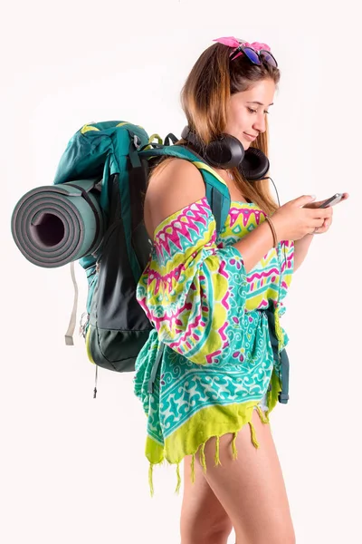 Happy Turysta Dziewczyna Plecakiem Telefon Izolowane Białym Trekking Podróży Koncepcji — Zdjęcie stockowe