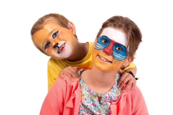 用白色隔膜隔离动物面部油漆的儿童夫妇 — 图库照片