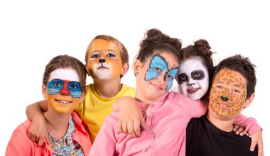 Hayvani yüz boyalı çocuklar grubu beyazlar içinde izole edilmiş.