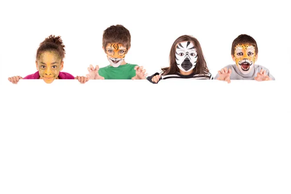 在白板上涂满动物面部的儿童组 — 图库照片
